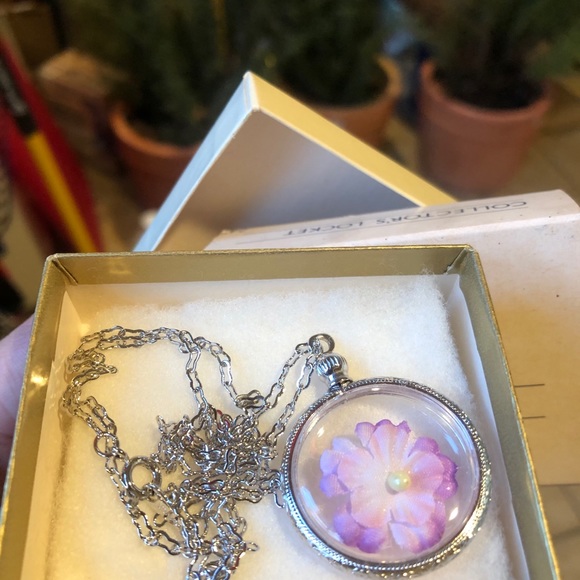 Locket - Picture 5 of 6